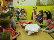 Pečeme koláče ve školce